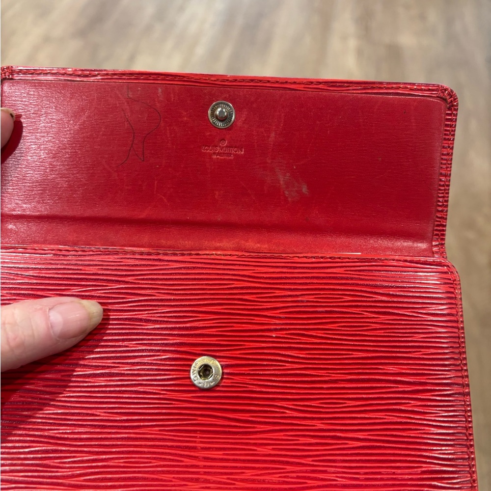 VINTAGE Louis Vuitton Vibrant Red Epi Leather Wallet - Picture 2 of 11